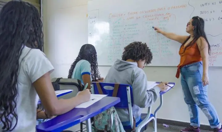 Censo Escolar 2025: Brasil registra queda em reprovação e abandono no ensino médio