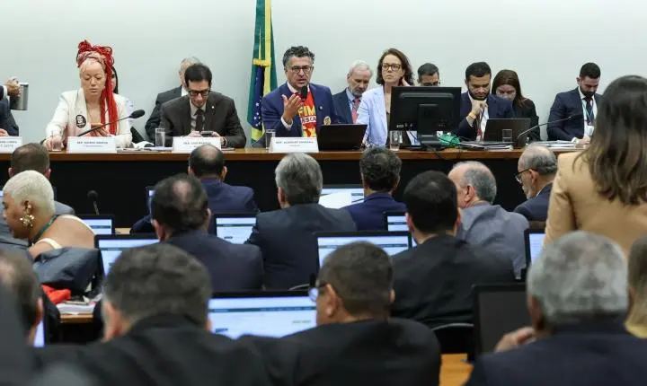 Centrão busca alterar regra de transição para o fim da escala 6x1