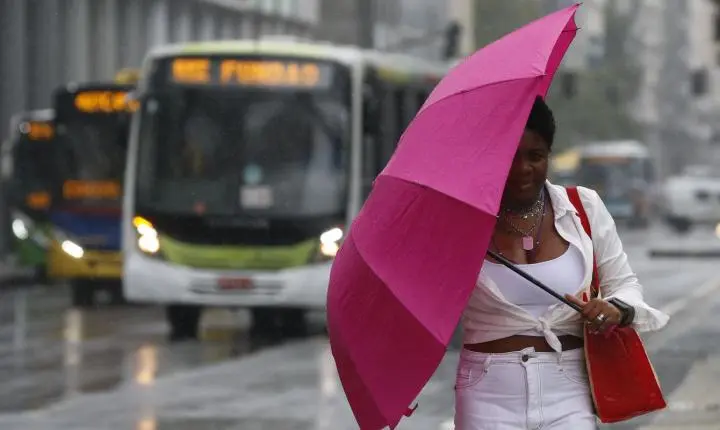 Chuva forte no Rio de Janeiro provoca cancelamento de show na Arena Copacabana
