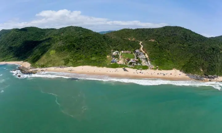 Cidade de SC tem quatro praias com selo Bandeira Azul e valorização imobiliária de 61,7% em cinco anos