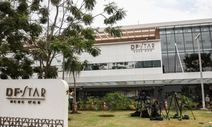 Ex-presidente Bolsonaro realiza cirurgia no ombro com sucesso em Brasília