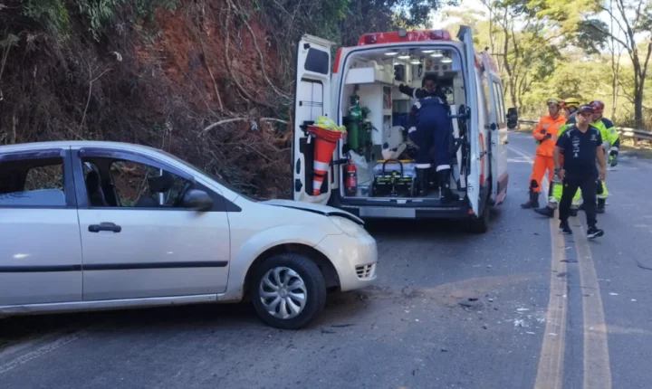 Colisão entre caminhão e carro deixa três feridos na MG-133