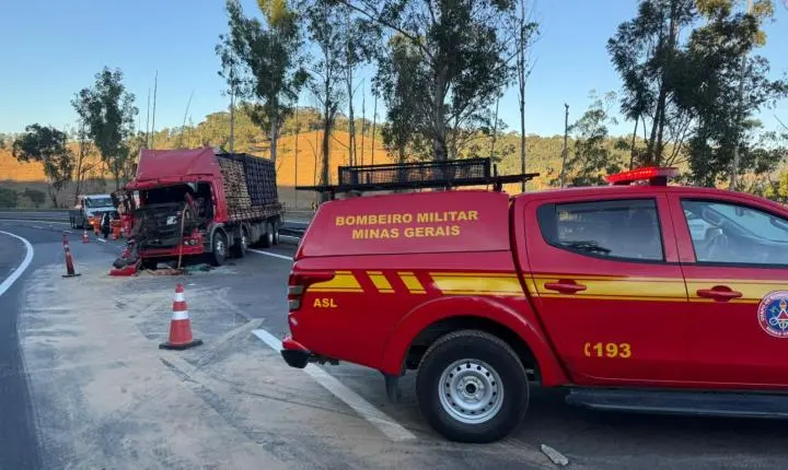 Colisão entre caminhões deixa motorista preso às ferragens na BR-040, em Simão Pereira