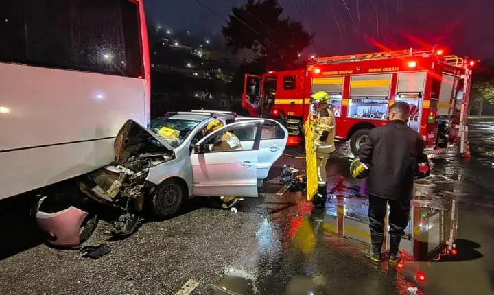 Carro bate na traseira de ônibus e deixa três feridos em Juiz de Fora