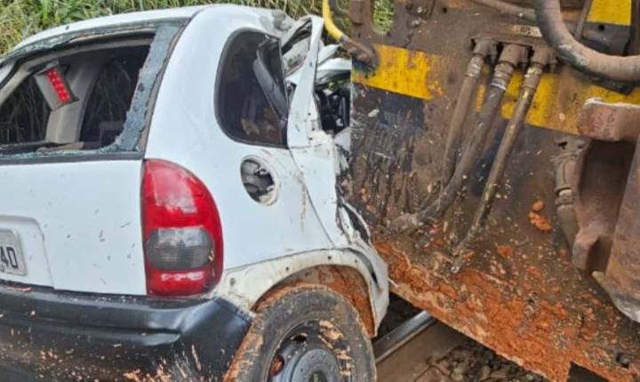Colisão entre carro e trem deixa um morto e motorista gravemente ferido em Juiz de Fora