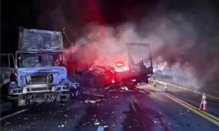 Colisão entre dois caminhões provoca incêndio e mata motorista na BR-116, em Muriaé
