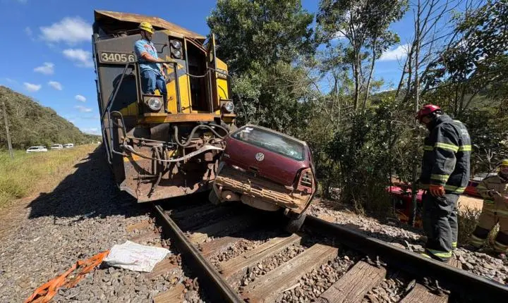 Colisão entre trem e automóvel deixa uma vítima fatal na linha férrea em Barbacena