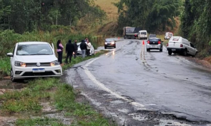 Colisão frontal entre dois carros deixa apenas danos materiais em Coronel Pacheco
