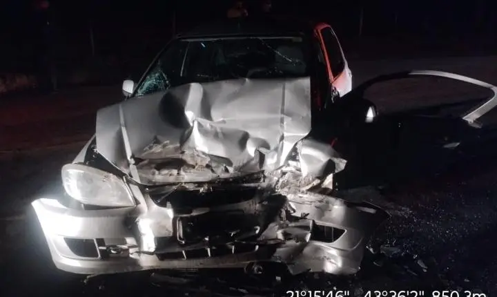 Colisão frontal entre dois carros deixa dois mortos e três feridos na MG-448, em Santa Bárbara do Tugúrio