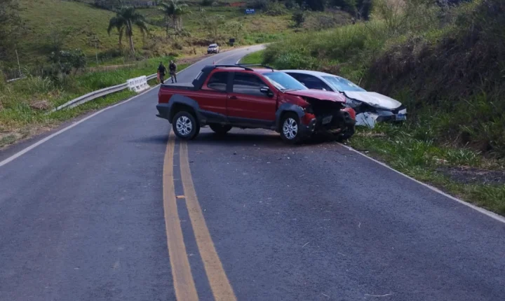 Colisão frontal entre Strada e Corolla deixa motorista ferido na BR-267, em Maripá de Minas