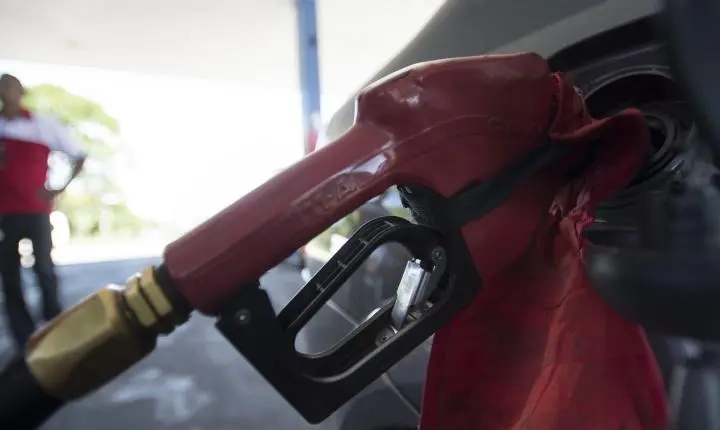 Governo mantém subsídio na gasolina após escalada do preço do petróleo