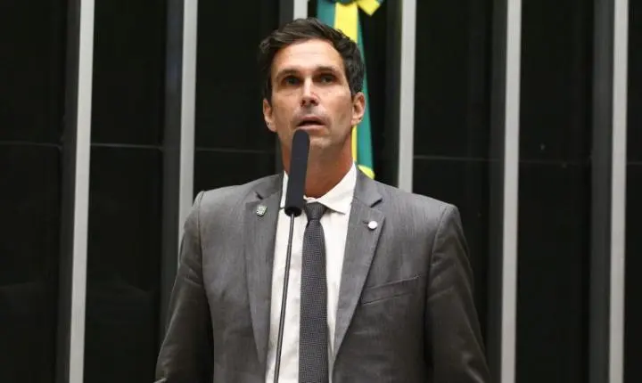 Comissão aprova projeto de lei que proíbe demissão de jovens atletas na escola