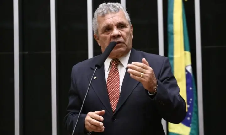 Comissão da Câmara aprova projeto que proíbe armas para quem tem medida protetiva