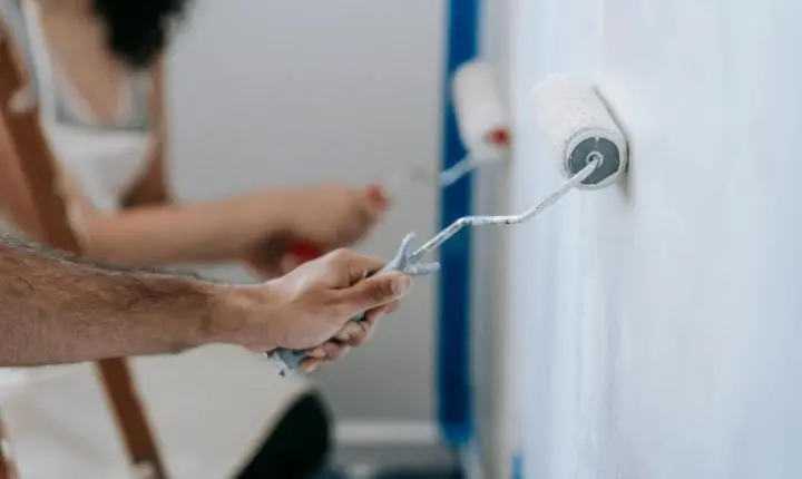 Como fazer a tinta render mais na parede nova sem perder cobertura?