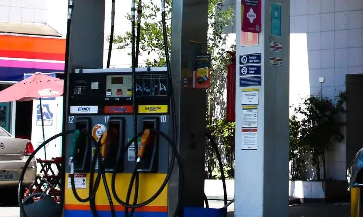 Preço da gasolina recua em maio impulsionado por concorrência do etanol e subvenção