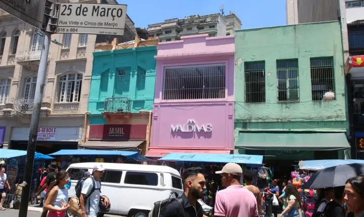 A confiança do consumidor paulistano recua em maio, impactada pela Selic, segundo a FecomercioSP