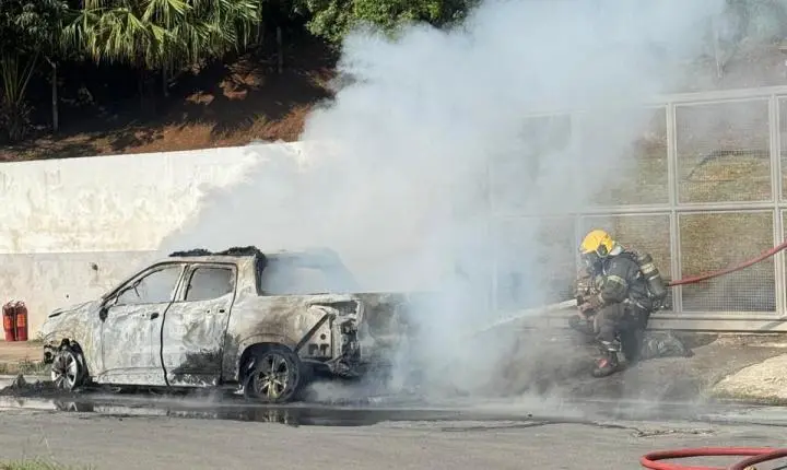 Corpo de Bombeiros mobiliza duas viaturas para controlar incêndio em veículo no bairro Bom Clima em Juiz de Fora