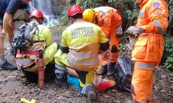 Corpo de Bombeiros resgata mulher após queda de 10 metros durante rapel em Juiz de Fora