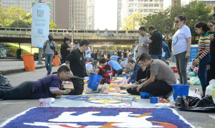 Rio de Janeiro celebra Corpus Christi com procissão e tapetes artesanais