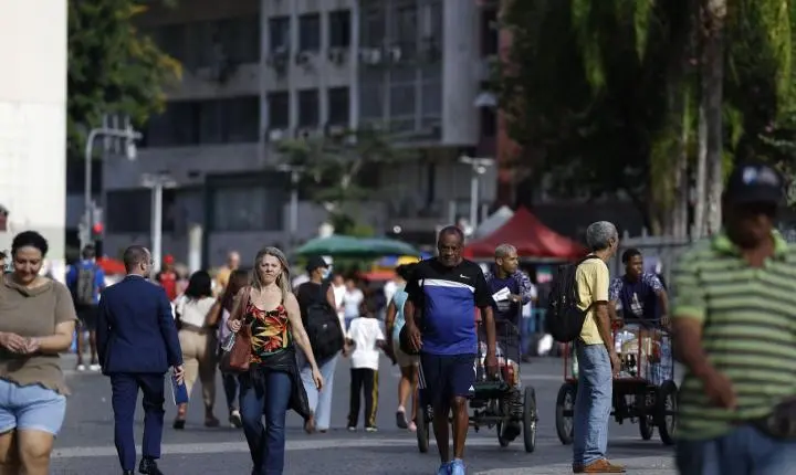 Crescimento populacional no Brasil desacelera para 0,37% em 2026, aponta IBGE