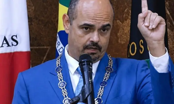 Críticas à gestão estadual de Mateus Simões em Minas Gerais