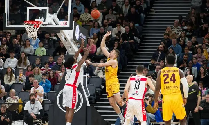 Curry faz 44, Jokic alcança marca histórica e Thunder perde invencibilidade em rodada cheia da NBA