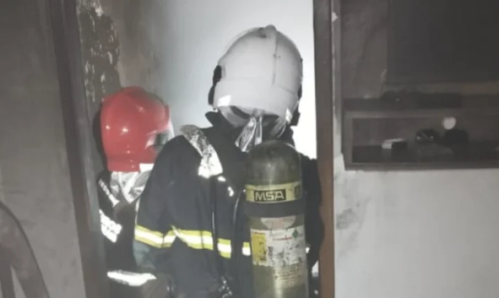 Curto-circuito provoca incêndio e destrói quarto de residência em Juiz de Fora