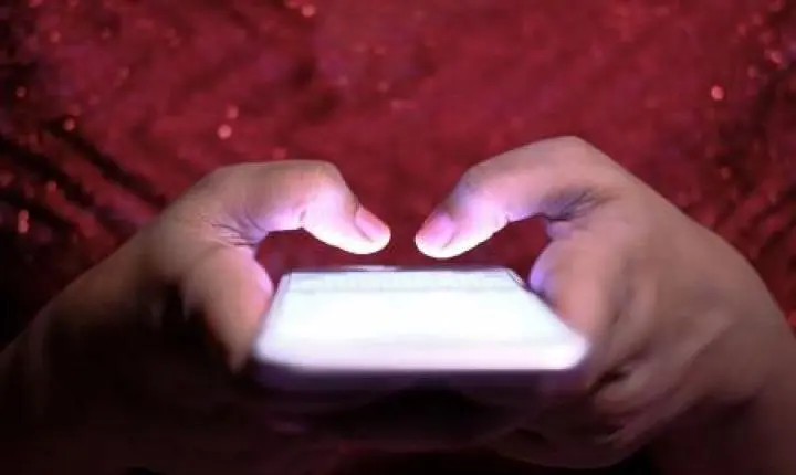 Cyberbullying raramente ocorre de forma isolada e funciona como extensão da violência escolar