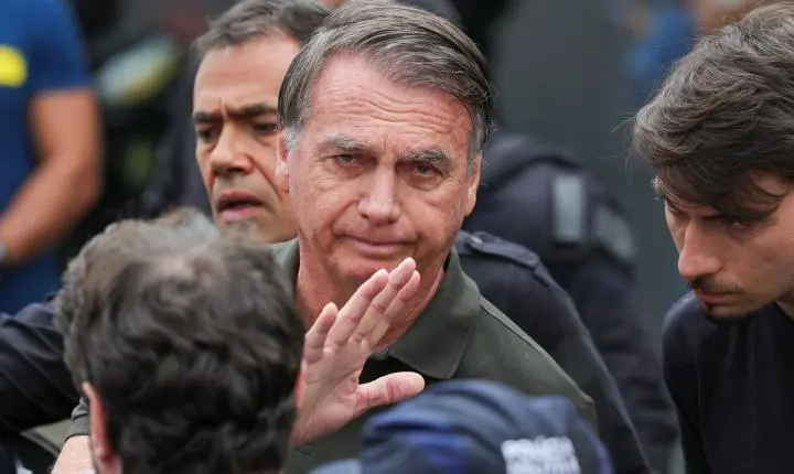 Delegado solicita ao STF autorização para ouvir Bolsonaro sobre arma apreendida