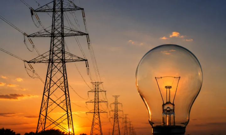 Demanda por energia elétrica cai até 14% durante jogos do Brasil; próxima partida pode reduzir consumo em até 20%