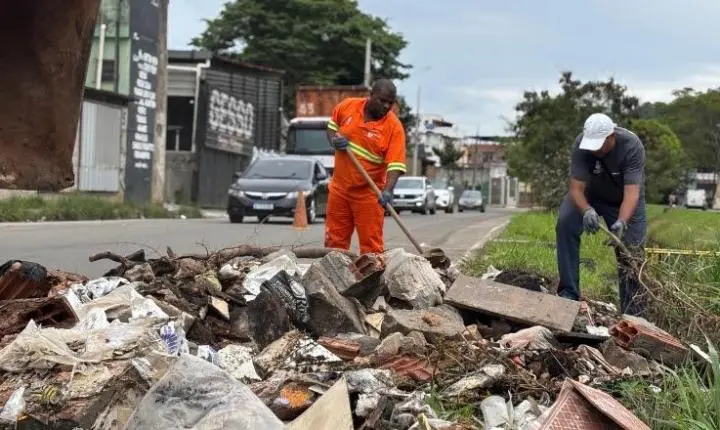Demlurb recolhe 16 toneladas de lixo em pontos de descarte irregular no bairro Teixeiras