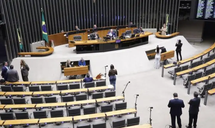 Plenário da câmara dos deputados inicia votações e aprova urgência para projetos