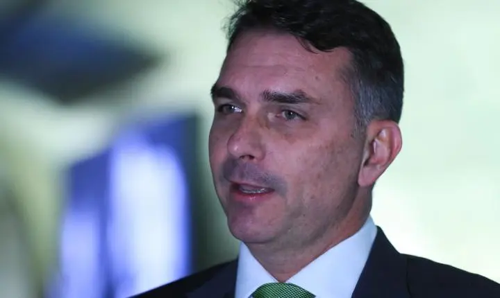 Deputados solicitam investigação sobre a ligação entre Flávio Bolsonaro e Daniel Vorcaro