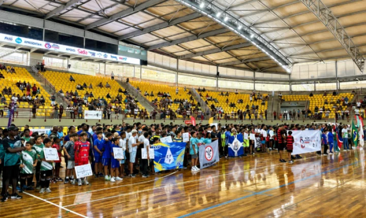 Desfile no Ginásio Municipal abre edição da Copa Prefeitura Bahamas de Futebol em Juiz de Fora