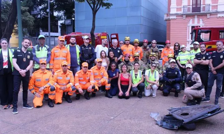Detran-MG e Corpo de Bombeiros realizam simulação de resgate na Praça da Liberdade