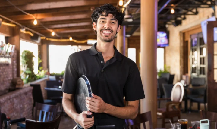 Dia do Garçom celebra profissionais essenciais para a experiência em bares e restaurantes  