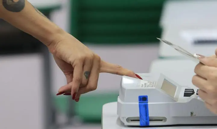 Eleitores enfrentam chuva e movimentação é ágil nas eleições no Rio