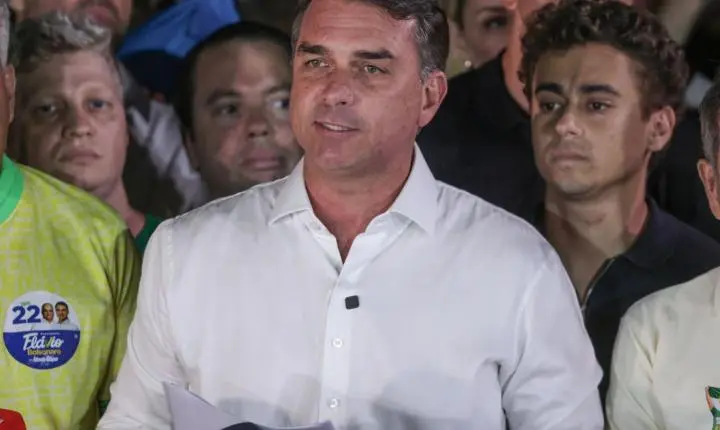 Flávio Bolsonaro divulga carta de agradecimento a Trump e Milei após fugir