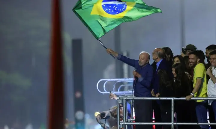 Luiz Inácio Lula da Silva celebra vitória na Avenida Paulista e pede hino