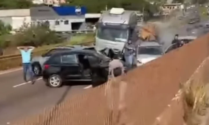 Engavetamento com 13 veículos assusta motoristas no Anel Rodoviário de Belo Horizonte