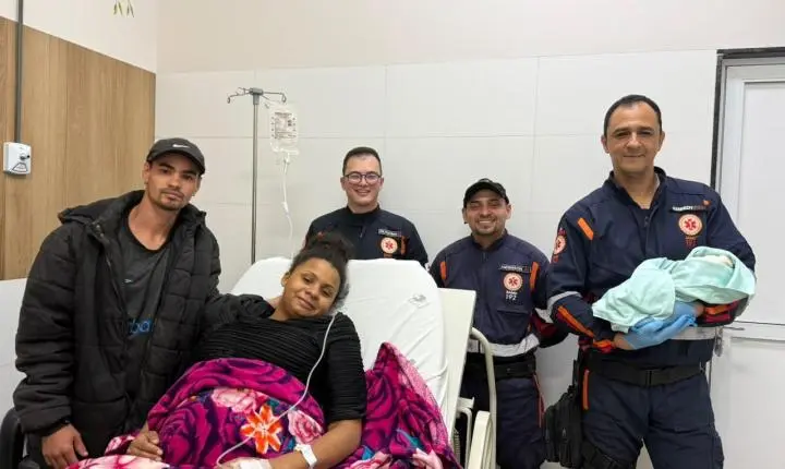 Equipe do SAMU realiza parto de emergência dentro de ambulância na BR-262