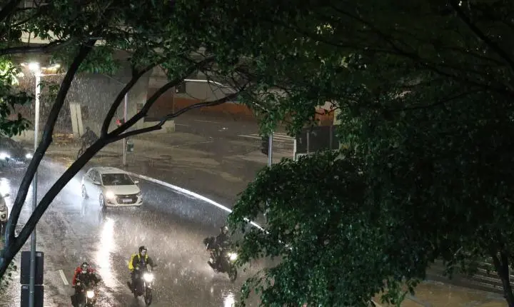 Nova frente fria em SP traz rajadas de vento de até 90 km/h