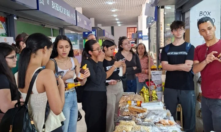Estudantes de Nutrição da UFJF iniciam projeto prático sobre segurança alimentar no Mercado Municipal