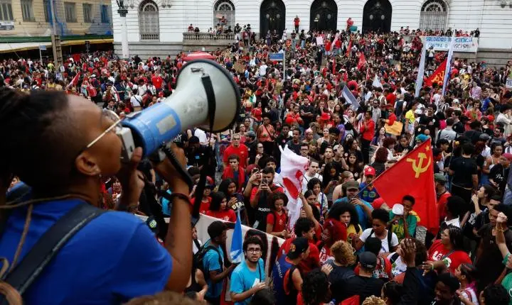 Estudantes realizam atos pelo país em defesa de Lula no segundo turno