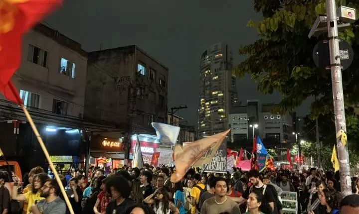 Estudantes de SP protestam contra cortes em universidades
