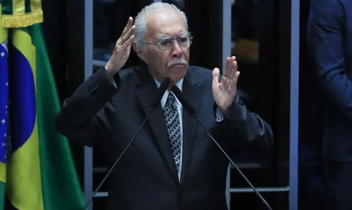 Ex-presidente José Sarney é internado com pneumonia em São Luís