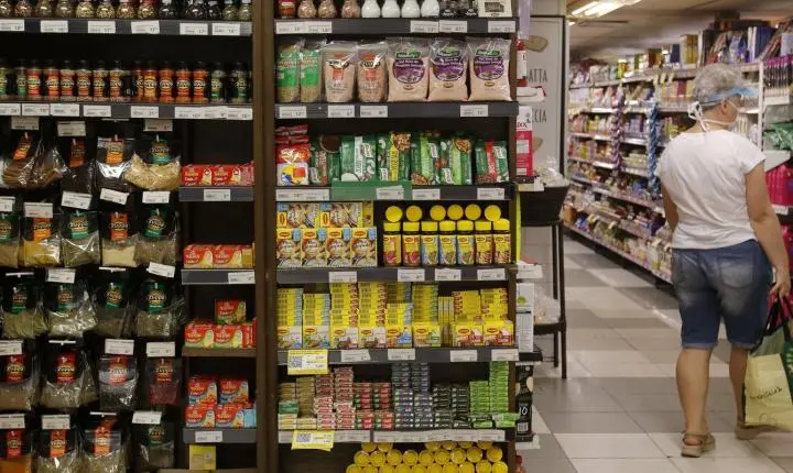 Fabricação de alimentos lidera geração de empregos em 2024, aponta IBGE
