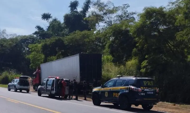 Fila de obras provoca colisão traseira e deixa detento ferido na BR-116 em Minas Gerais