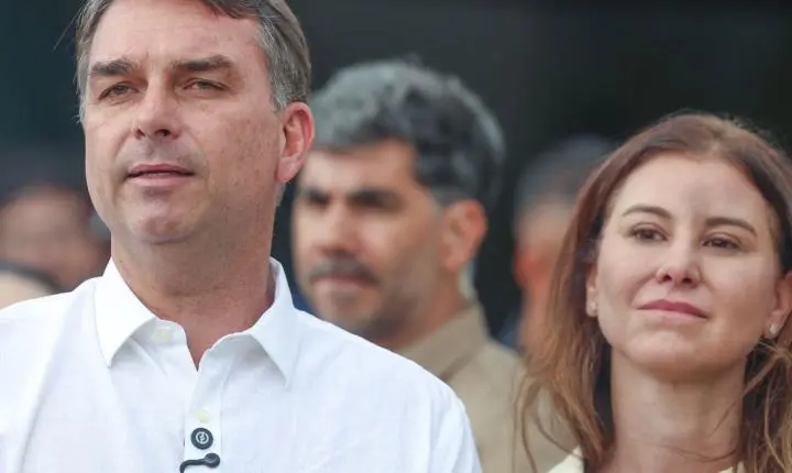 Flávio Bolsonaro participa de missa e fala sobre visitas ao pai em Brasília