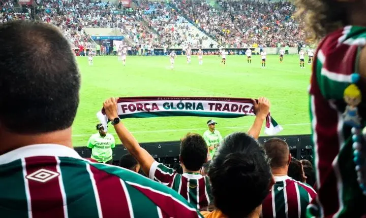 Fluminense goleia Coritiba com hat-trick de Savarino e Atlético-MG busca empate heroico com dez em Curitiba